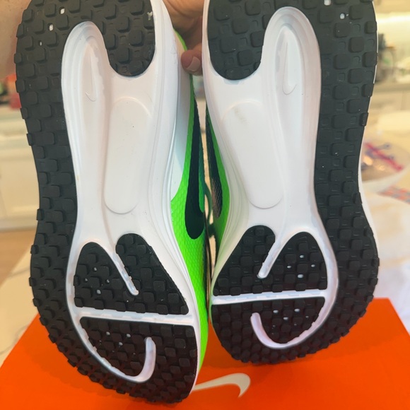 Nike Mens Revolution 8 Green Running Shoes - Lightweight Comfort BNIB!!! - Picture 3 of 10
